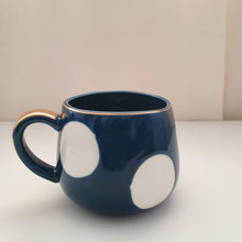 Load image into Gallery viewer, Gold accent and polka dots mug - Navy
